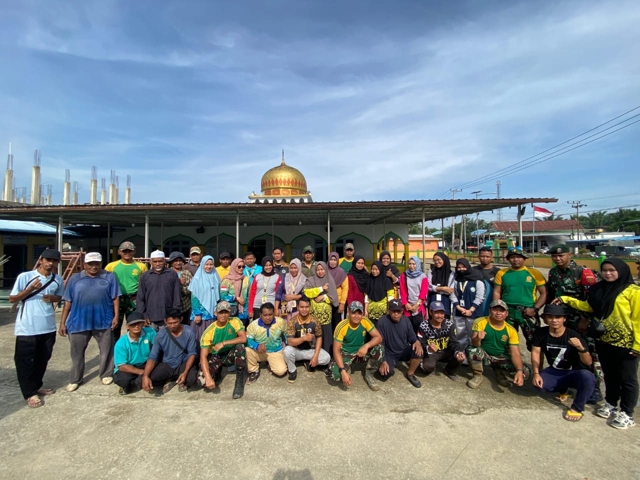 *Pos Aji Kuning Bersama Masyarakat Gelar Karya Bhakti Bersihkan Masjid Darul Istiqomah*