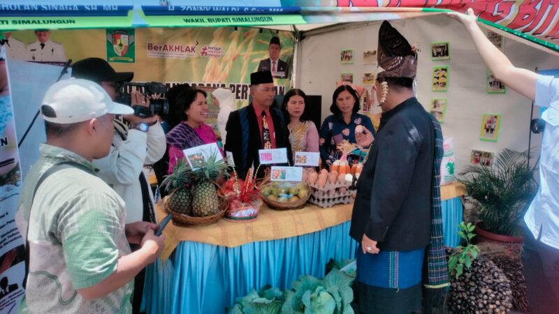 Bupati Simalungun Kunjungi Stand Dinas Pertanian pada Acara Rondang Bittang