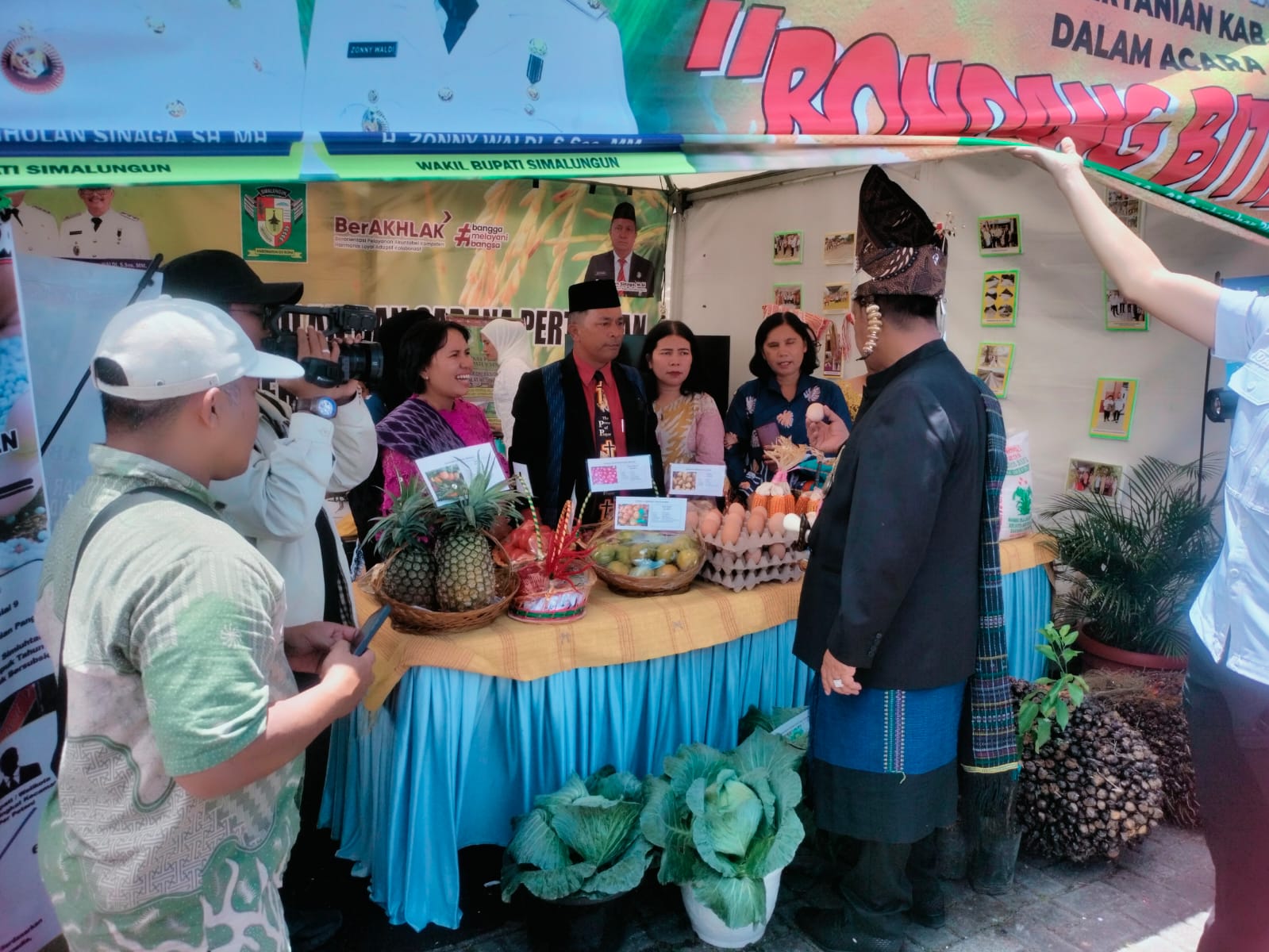 Bupati Simalungun Kunjungi Stand Dinas Pertanian pada Acara Rondang Bittang