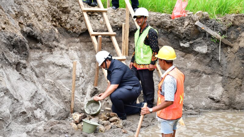 BUPATI SAMOSIR WUJUDKAN IMPIAN MASYARAKAT DESA BONAN DOLOK DAN HASINGGAAN, JEMBATAN SITAPIGAGAN DIBANGUN