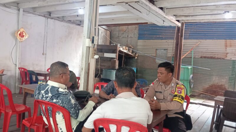 Bhabinkamtibmas Pulau jemur Datangi Warga Jelang Pilkada.