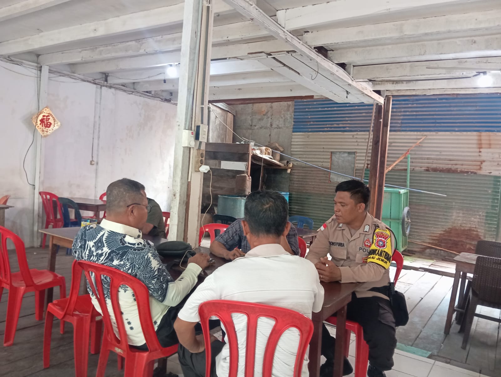 Bhabinkamtibmas Pulau jemur Datangi Warga Jelang Pilkada.