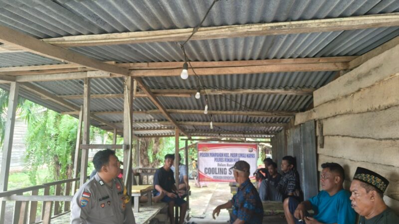 Bripka J.Sialagan Bhabinkamtibmas Sungai Daun Temui Masyarakat Jelang Pilkada.