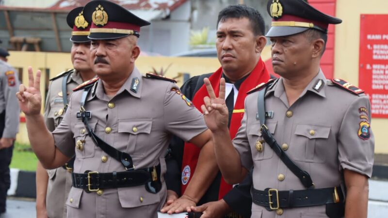 *Hans Silalahi dan Ramses Butarbutar Ucapkan Selamat kepada Kapolsek Pagar Merbau IPTU Ronald Sihite*