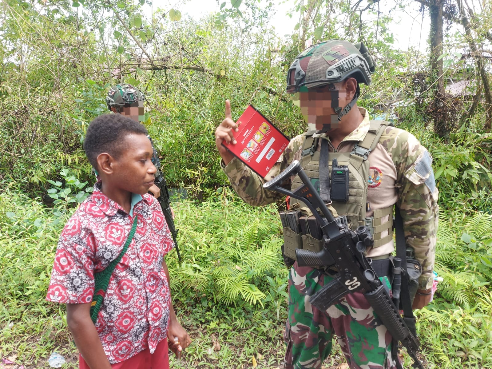 *Anak-Anak Kuaserama Sambut Gembira Perlengkapan Sekolah Dari Satgas Marinir Habema*