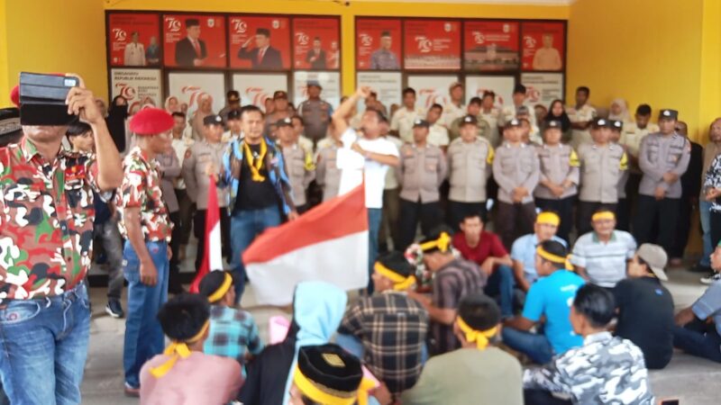 *Di duga PJ Bupati tidak netral jelang Pilkada, ribuan massa grubuk Kantor Bupati Paluta*