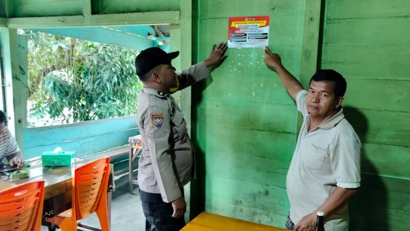 Bhabinkamtibmas Polres Dairi Pasang Stiker Imbauan Pilkada Damai
