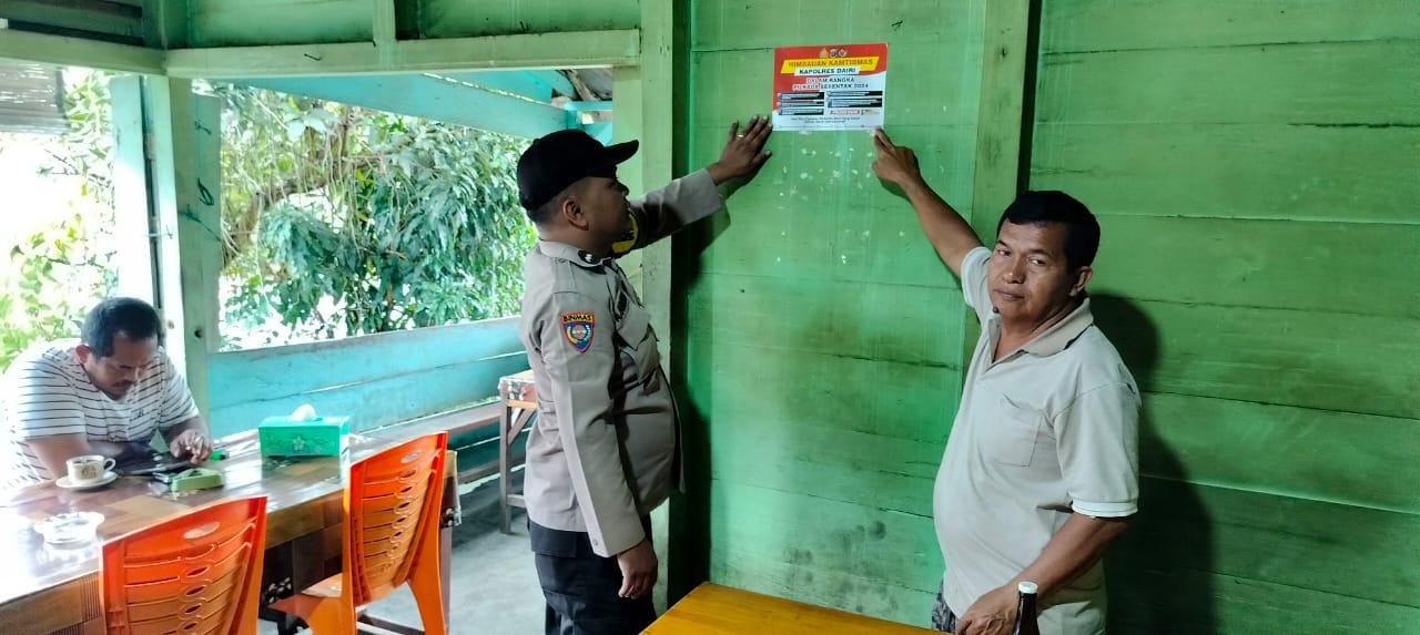 Bhabinkamtibmas Polres Dairi Pasang Stiker Imbauan Pilkada Damai