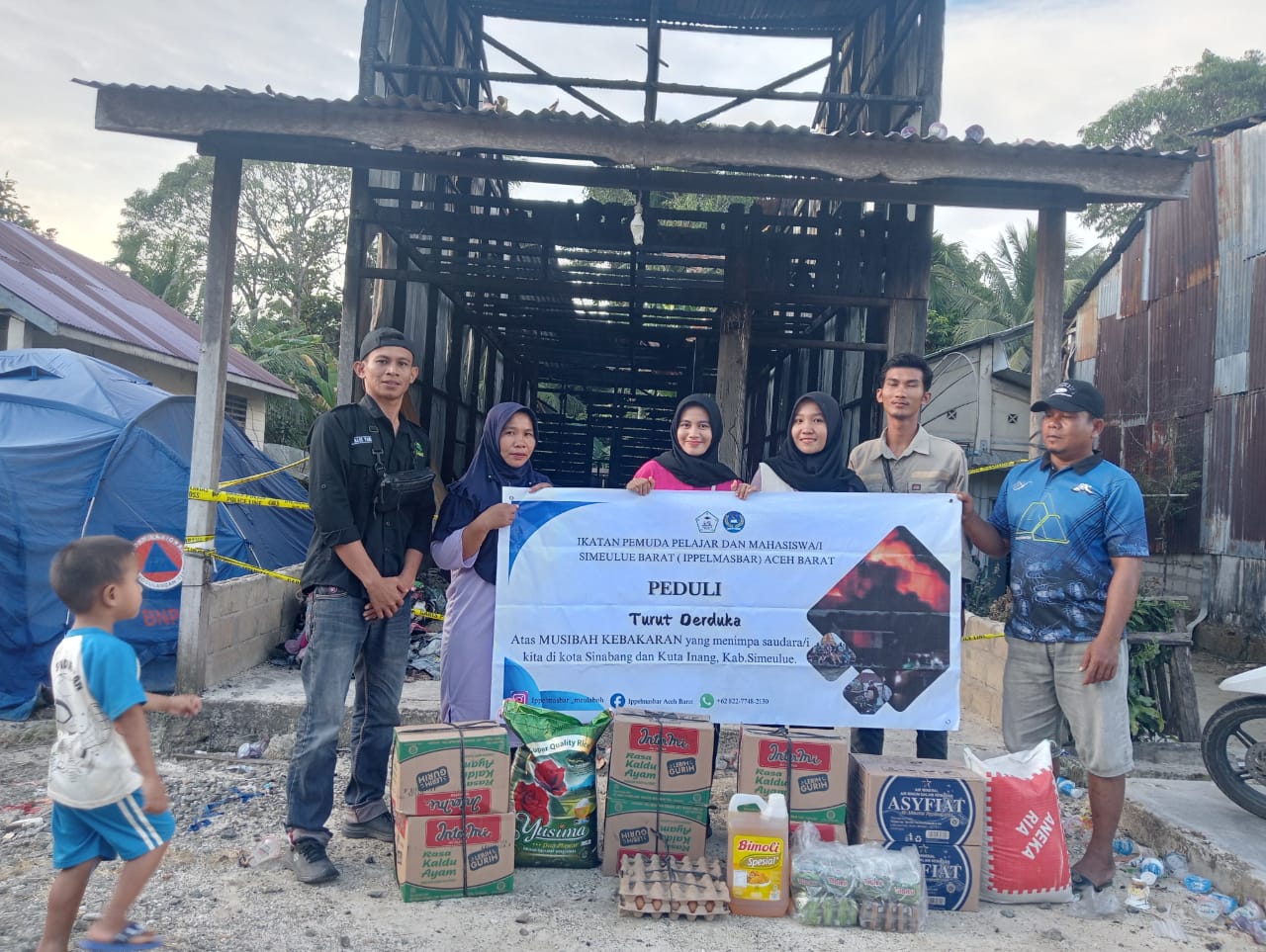 Ikatan Pemuda Pelajar dan Mahasiswa Simeulue Barat (IPPELMASBAR)  Aceh Barat, ikut serta menggalang bantuan untuk korban kebakaran