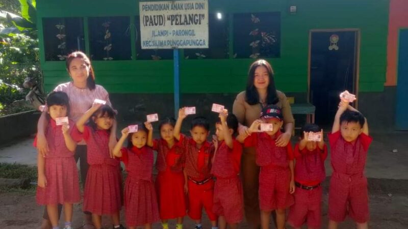 Wujudkan Pelayanan Cepat dan Tuntas, Anak-Anak TK Pelangi Parongil Terima KIA Langsung Oleh Pemkab Dairi. 