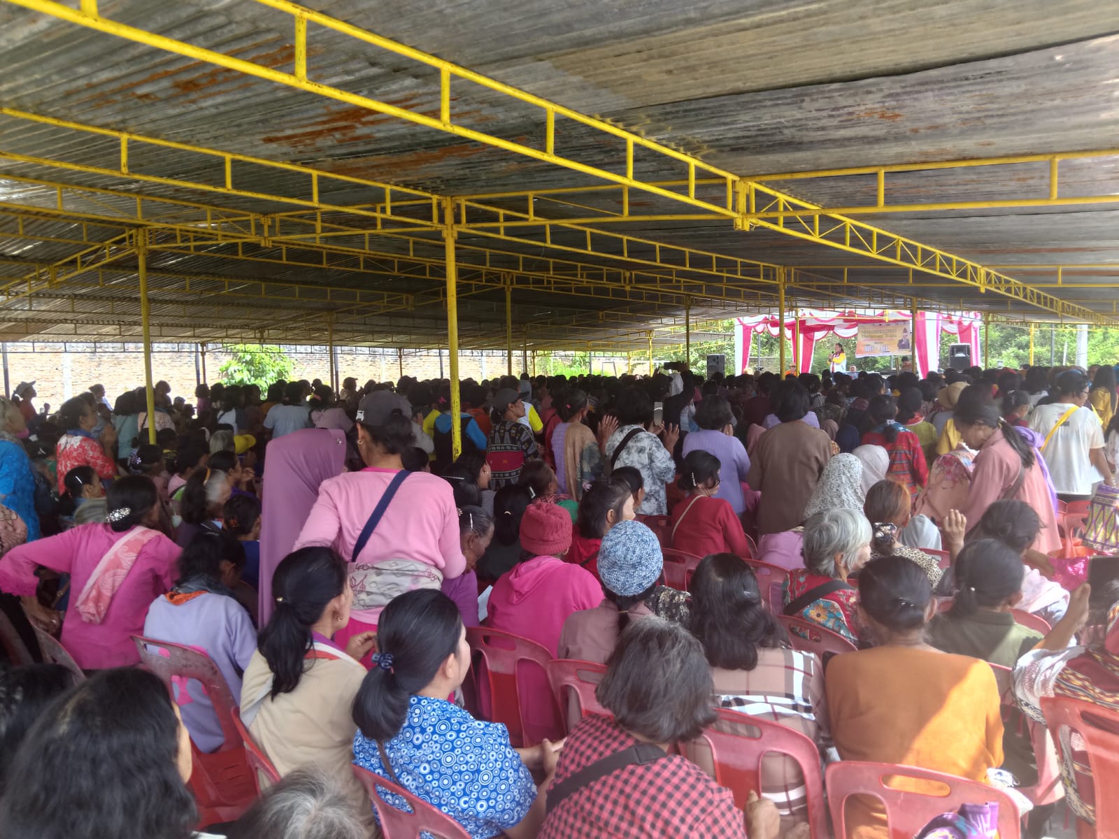 Membludak,wanita Tangguh Bersama Lansia se Kecamatan Raya Dukung Rhs-Aji Menjadi Bupati dan Wakil Bupati 2024-2029