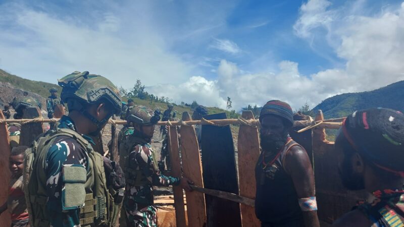 HABEMA GOTONG ROYONG BANGUN HONAI WARGA YENGGERNOK