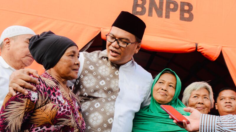 *Cepat Tanggap, dr. Asri Ludin Tambunan Bantu Korban Kebakaran Pasar 9 Tembung*