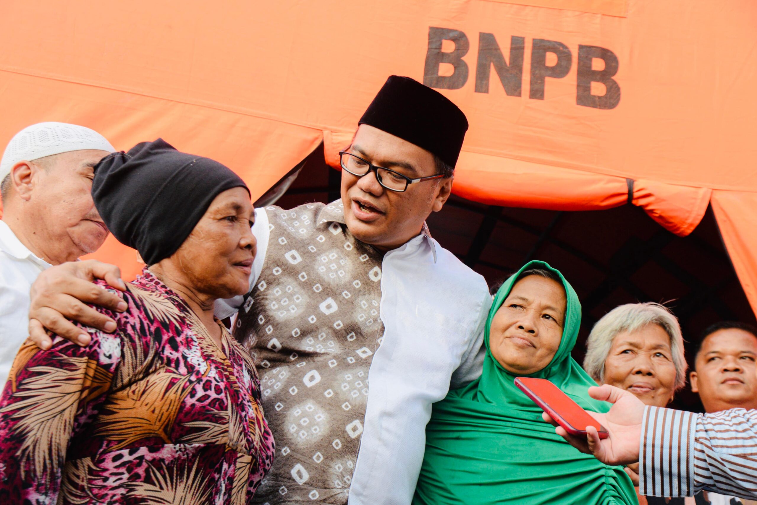 *Cepat Tanggap, dr. Asri Ludin Tambunan Bantu Korban Kebakaran Pasar 9 Tembung*
