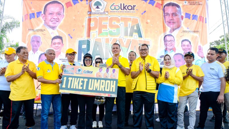 *Sah!!, H. Musa Rajekshah Serahkan KTA Golkar Untuk dr. Asri Ludin Tambunan*