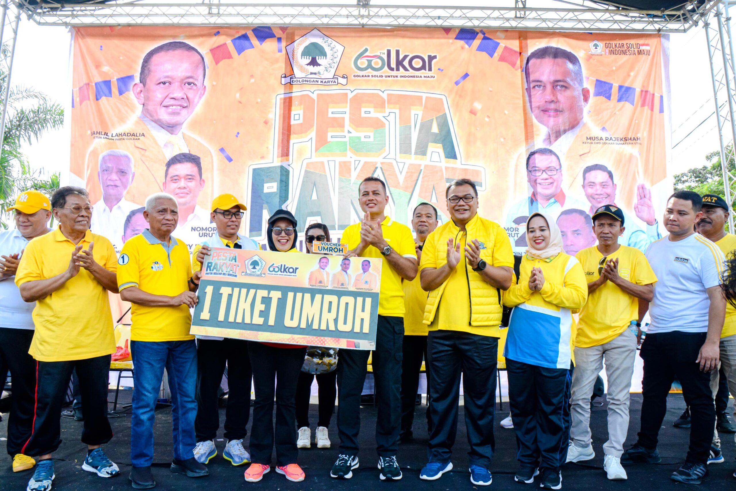 *Sah!!, H. Musa Rajekshah Serahkan KTA Golkar Untuk dr. Asri Ludin Tambunan*