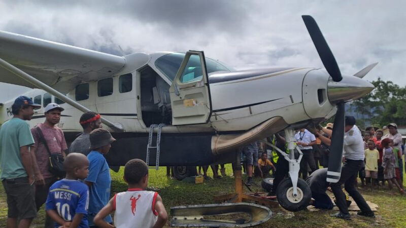 Pesawat Susi Air Mengalami Insiden Pecah Ban Di Bandara Apalapsili, Satgas Yonif 641/Bru Amankan Pilot dan awak pesawat.