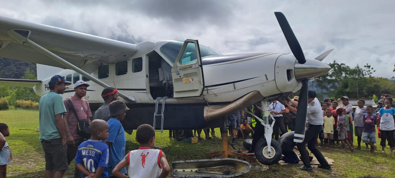 Pesawat Susi Air Mengalami Insiden Pecah Ban Di Bandara Apalapsili, Satgas Yonif 641/Bru Amankan Pilot dan awak pesawat.