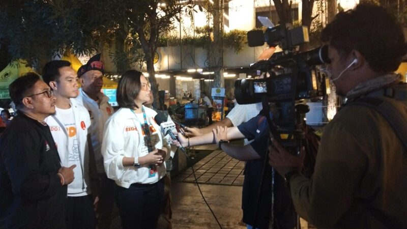 Ratusan Relawan Rido Mengikuti Nobar Debat Calon Cagub Cawagub Di Sekretariat Bersama Golkar Jakarta