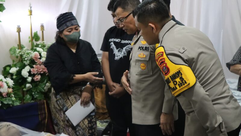 *Kapolrestabes Medan Melayat Wakapolsek Medan Timur Akp.Edisman Purba.S.H.,M.H Meninggal Dunia Karena Sakit*