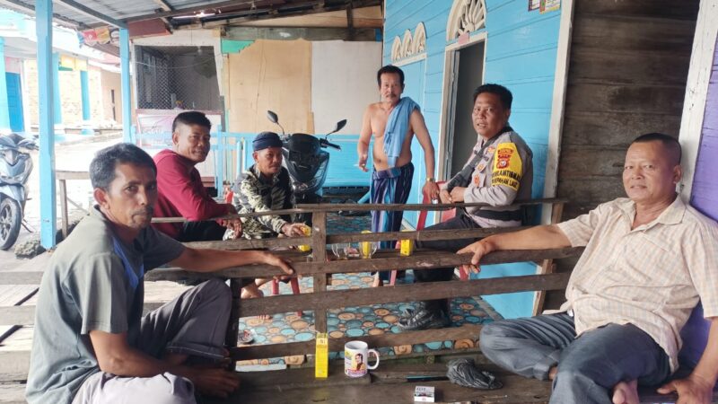 Bhabinkamtibmas Panipahan Laut  Temui Warga  Soal Pilkada Damai.