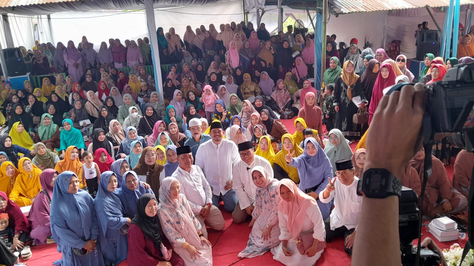 *Demi Bertemu Asri Ludin Tambunan dan M Boby Afif Nasution Rombongan Ibu-Ibu Rela Turuni Bukit*