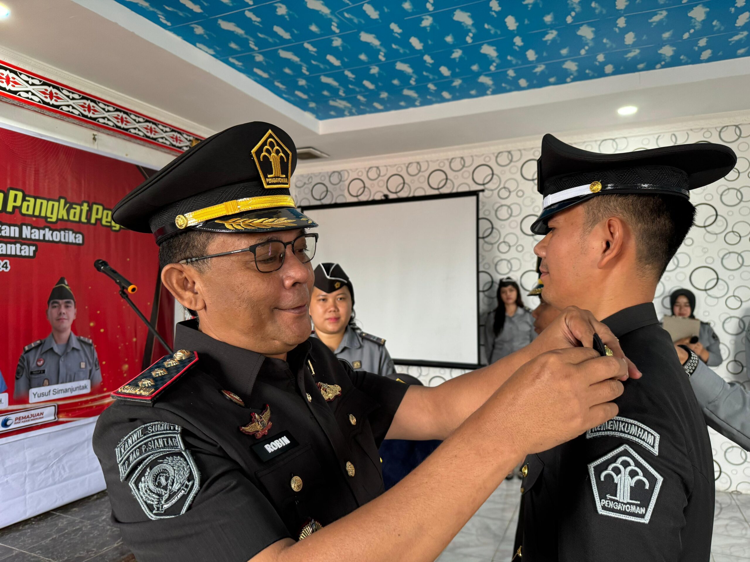 *UPACARA KENAIKAN PANGKAT PETUGAS LAPAS NARKOTIKA KELAS IIA PEMATANG SIANTAR BERLANGSUNG KHIDMAT*