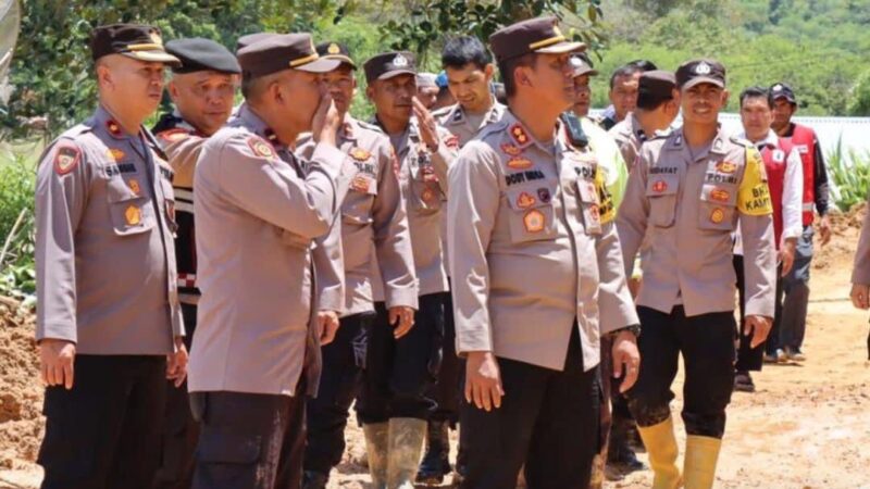 Kapolres Aceh Tengah AKBP Dody Indra Eka Putra,S.I.K, M.H, bersama Wakapolres dan Pju meninjau Lokasi bencana tanah longsor dan banjir bandang