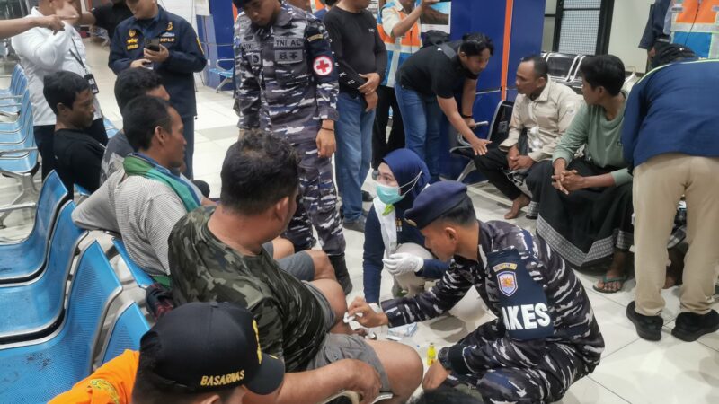 TNI AL Dan Tim Sar Gabungan Berhasil Evakuasi Belasan ABK KM. Sabar Subur Yang Tenggelam di Perairan Karimun Jawa