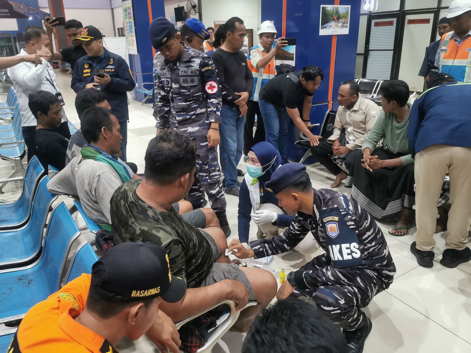TNI AL Dan Tim Sar Gabungan Berhasil Evakuasi Belasan ABK KM. Sabar Subur Yang Tenggelam di Perairan Karimun Jawa
