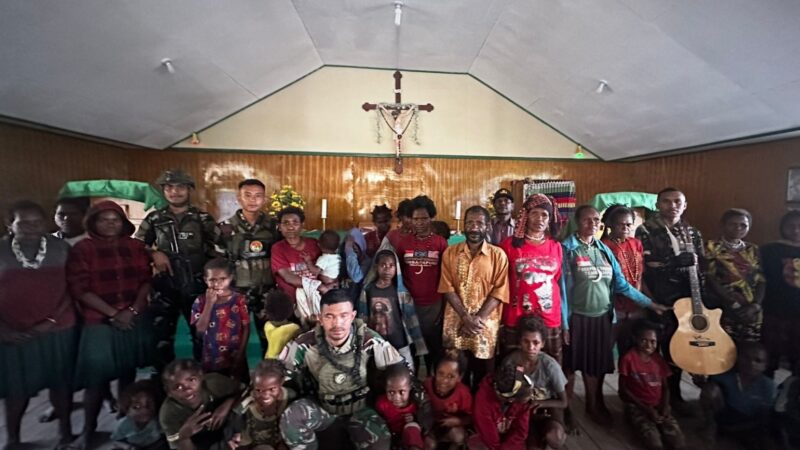 *Warga Bilogai Semangat Latihan Musik Bersama Satgas Habema*