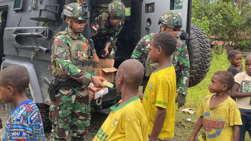 Anak-Anak Tomonsatu Sambut Gembira Komsos Satgas Marinir Habema