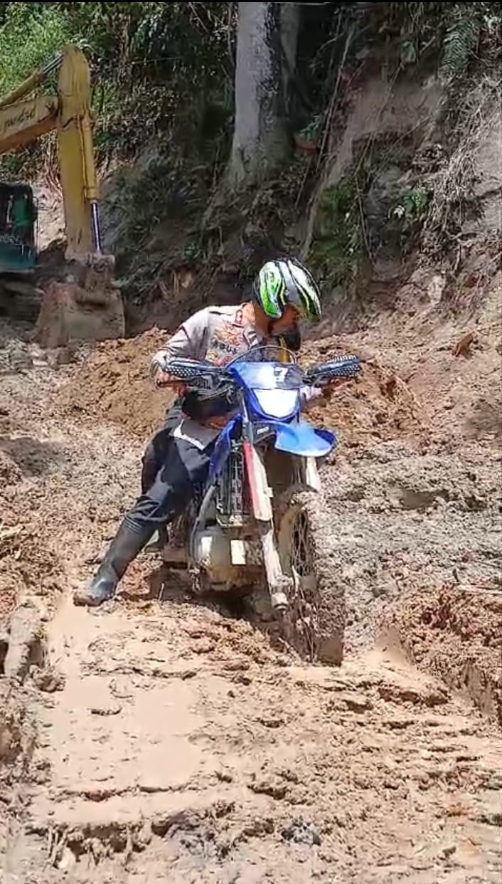 Kapolres Dairi Cek Kondisi Longsor Di Desa Suka Dame, Berikan Bantuan Kepada Masyarakat
