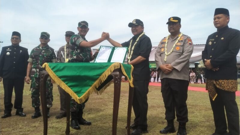 Pembagian Paket Sembako Warnai Penutupan TMMD Desa Pandeyan