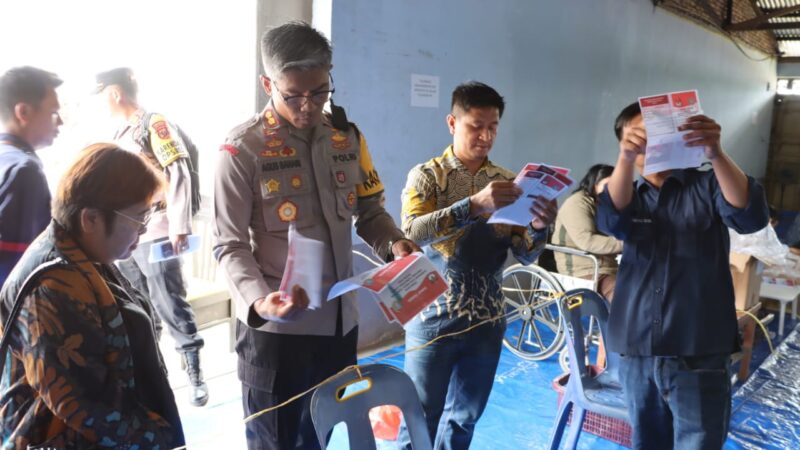 Kapolres Dairi Cek Proses Sortir dan Lipat Surat Suara di Gudang KPU Dairi