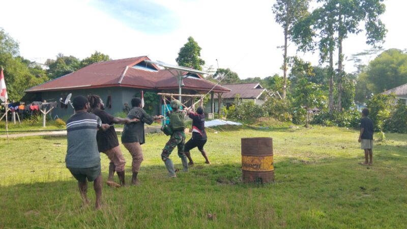 *Warga Frambu Antusias Bersama Satgas Habema Kerja Bakti Bersihkan Lingkungan