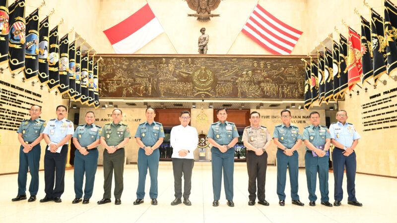 Jalin Silaturahmi dan Sinergitas, Kasal Terima Kunjungan Kerja Gubernur Lemhamnas di Mabesal