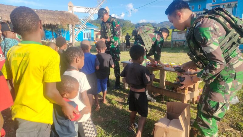 Tebar Kasih Sayang Ditanah Papua, Saat Satgas Yonif 641/Bru Bagikan Snack Secara Gratis