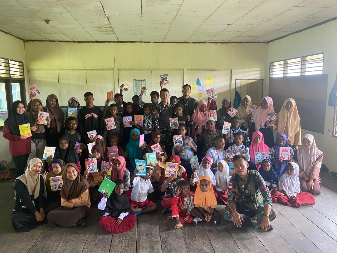 Menambah Motivasi Belajar Satgas Yonif 762/VYS Membagikan Makanan Dan Buku Tulis Kepada Siswa-Siswi di 2 Sekolah