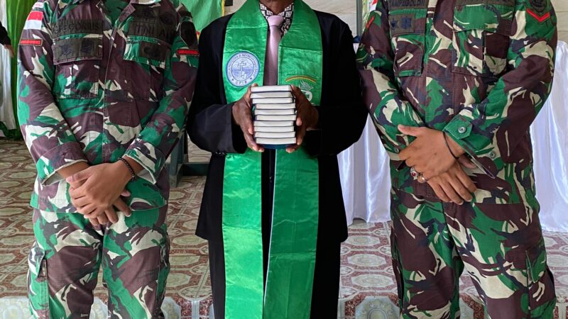 *Satgas Pamtas Yonarmed 11 Kostrad Bagikan Alkitab dan Bacaan Rohani untuk Gereja GPIB di Sei Manggaris*