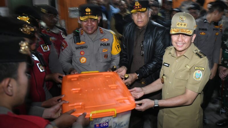 *Pj Gubernur Sumut dan Forkopimda Serahkan ‘Extra Fooding’ Pada Petugas KPU dan Bawaslu*