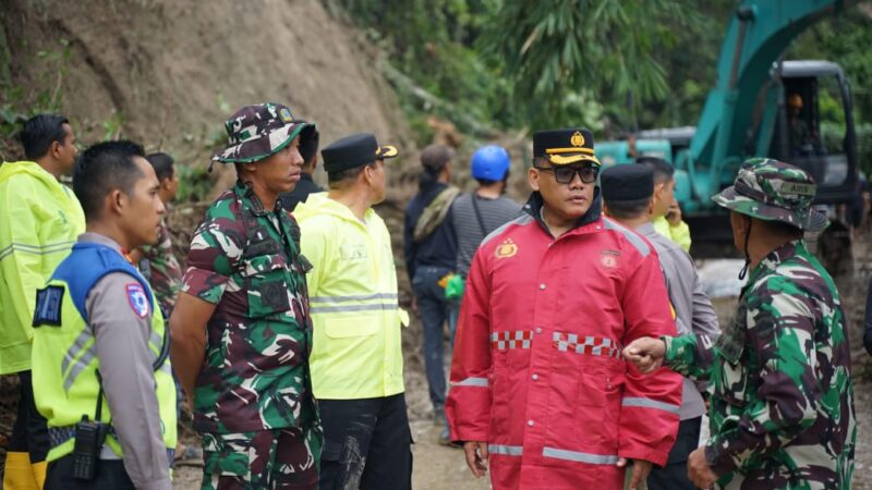 Diguyur Hujan, Kapolrestabes Medan Tetap Tinjau Langsung Lokasi Terdampak Longsor di Desa Sembahe