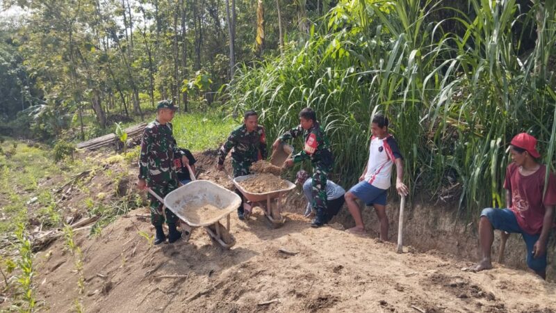 Babinsa Karya Bakti Pembuatan Drainase dan Gorong-Gorong Parit Jalan