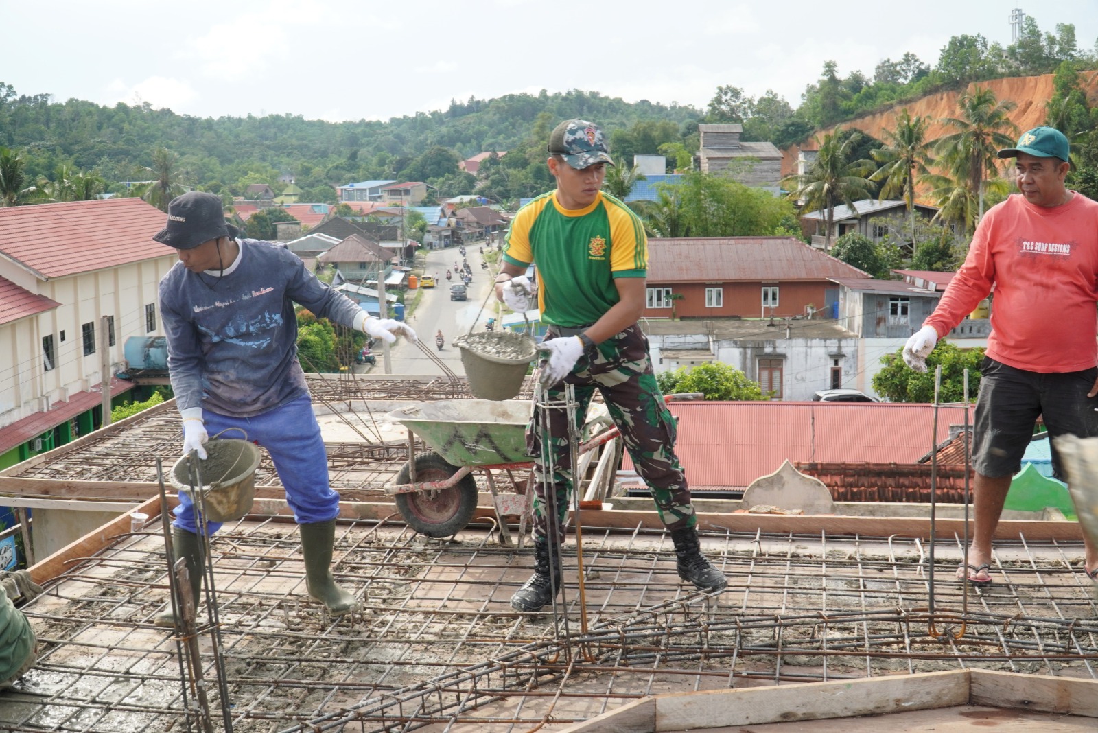 *Kebersamaan Satgas Pamtas Yonarmed 11 Kostrad dan Warga Dalam Pembangunan Masjid di Perbatasan*