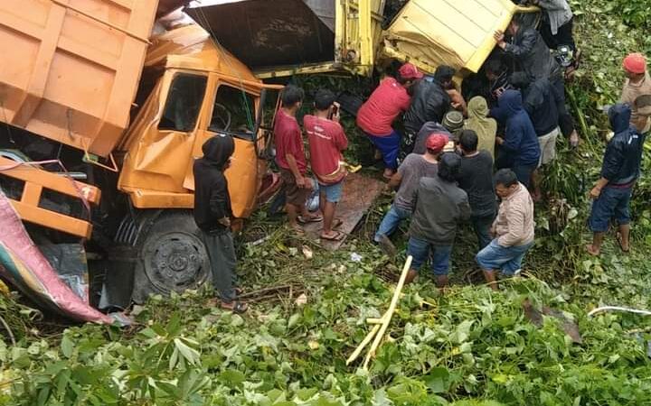 Diduga Rem Blong, Truk Tronton Muatan Pupuk Tabrak Truk Canter di Tanjung Beringin Dairi