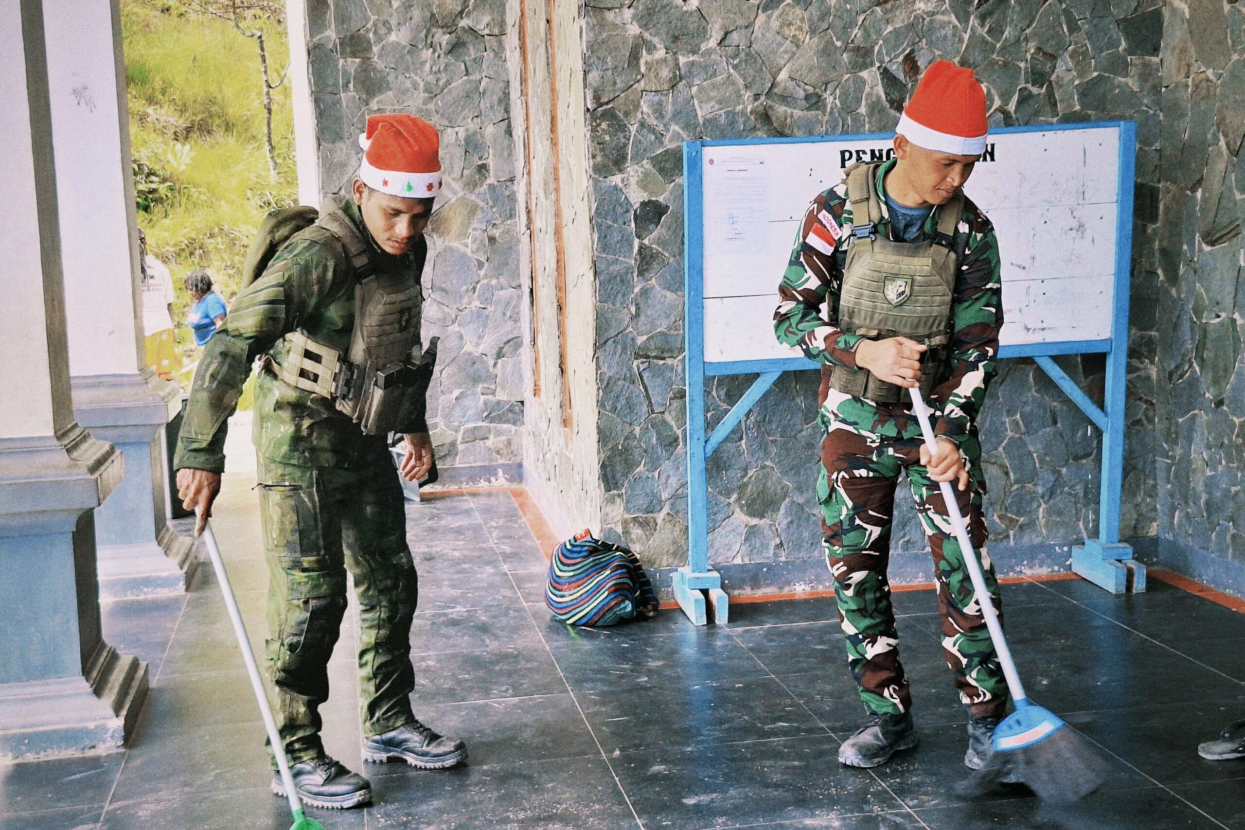 *Warga Mbilusiga Bersama Satgas Habema Gotong Royong Bersihkan Lingkungan Gereja*