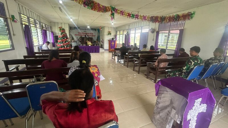 Satgas Yonif 642/Kps Melaksanakan Ibadah di Gereja GKII Ebeneser Distrik Meyado Papua Barat.