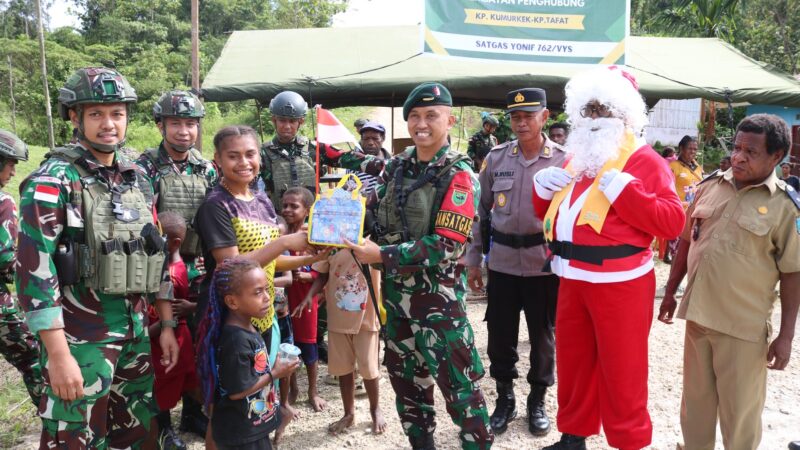 Satgas Yonif 762/VYS Resmikan Jembatan dan Pembagian Kado Natal