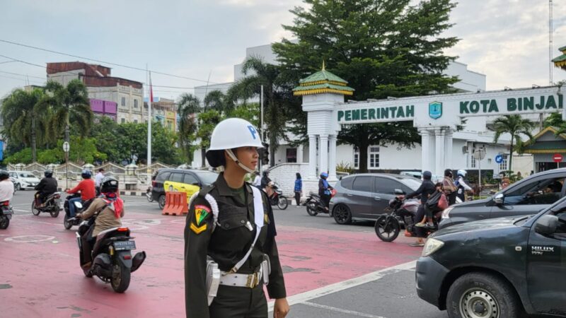 *Personel Subdenpom I/5-2 Binjai Turut Atur Lalu Lintas*