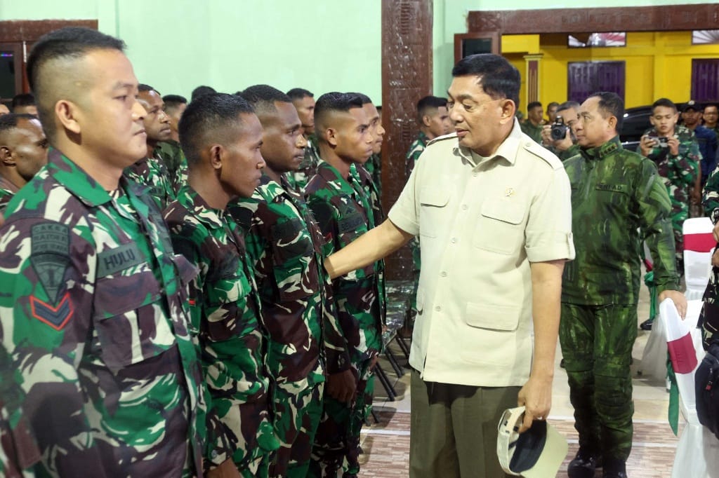 *Panglima TNI Bersama Menhan RI Merayakan Malam Pergantian Tahun Bersama Ribuan Prajurit di Papua*